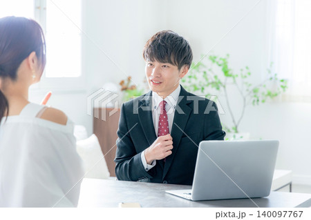 若い女性の相談にのるビジネスマン 若い女性の相談にのるビジネスマン 140097767