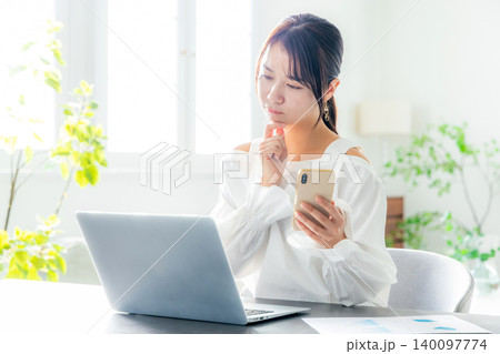 テレワークで仕事する若い女性 テレワークで仕事する若い女性 140097774