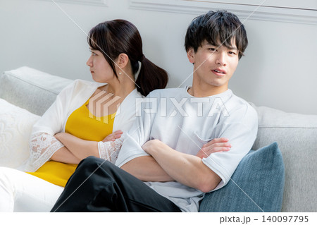 喧嘩をする男女 140097795