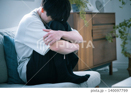 鬱の男性 140097799
