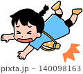 水筒をかけたまま転倒する女の子 140098163