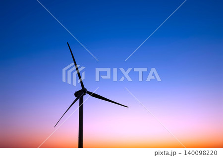 夜明け空に佇む風力発電機と再生可能エネルギー 夜明け空に佇む風力発電機と再生可能エネルギー 140098220