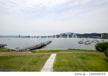 びわ湖大津館　展望テラスと琵琶湖情景 140098459