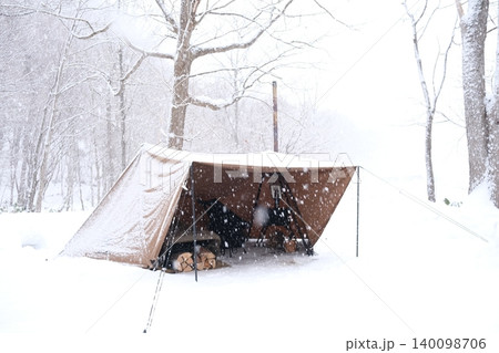 北海道・八剣山冬キャンプ 札幌近郊、雪中キャンプの静寂と焚き火の温もり。北海道の冬。 140098706