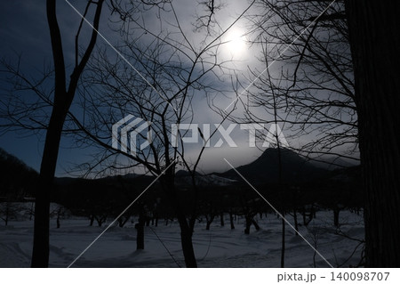 北海道・八剣山冬キャンプ 札幌近郊、雪中キャンプの静寂と焚き火の温もり。北海道の冬。 北海道・八剣山冬キャンプ 札幌近郊、雪中キャンプの静寂と焚き火の温もり。北海道の冬。 140098707