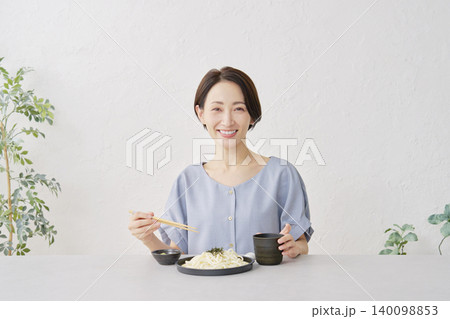 リビングでざるうどんを食べる女性 リビングでざるうどんを食べる女性 140098853
