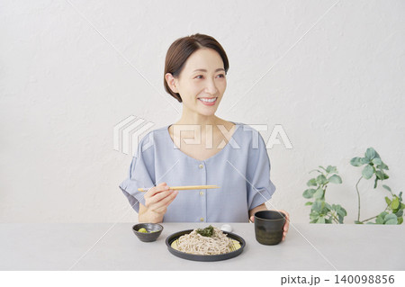 リビングでざるそばを食べる女性 リビングでざるそばを食べる女性 140098856