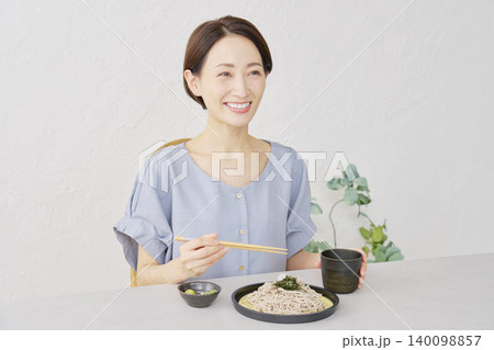 リビングでざるそばを食べる女性 リビングでざるそばを食べる女性 140098857