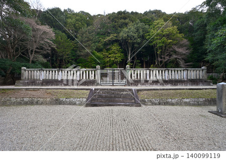 聖武天皇 佐保山南陵（奈良県奈良市法蓮町） 140099119