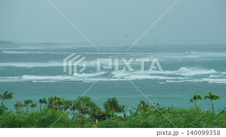 台風接近前の大きなうねりと荒れた海 台風接近前の大きなうねりと荒れた海 140099358