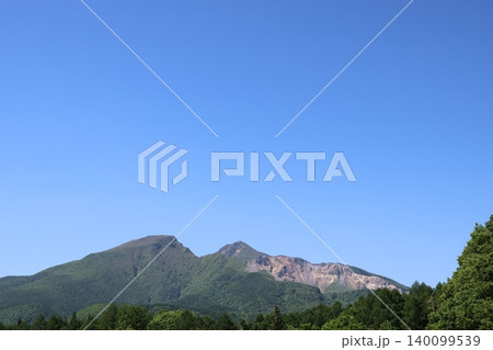 晴天の春の磐梯山遠景1 晴天の春の磐梯山遠景1 140099539
