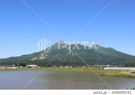 晴天の春の磐梯山遠景3 晴天の春の磐梯山遠景3 140099541