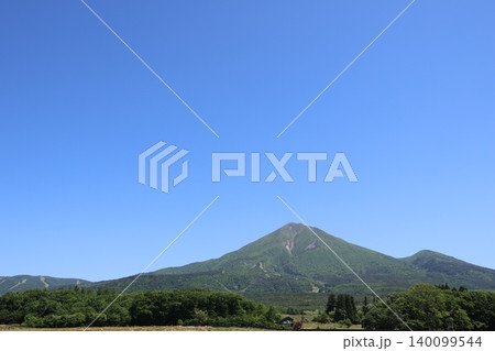 晴天の春の磐梯山遠景6 晴天の春の磐梯山遠景6 140099544