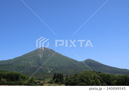 晴天の春の磐梯山遠景7 晴天の春の磐梯山遠景7 140099545