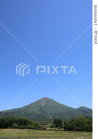 晴天の春の磐梯山遠景8 晴天の春の磐梯山遠景8 140099546