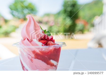 外で食べるあしかがフラワーパークのおいしいイチゴサンデー 外で食べるあしかがフラワーパークのおいしいイチゴサンデー 140099577