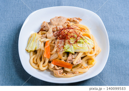 味噌焼きうどん 豚肉と野菜を炒めた和風うどん料理の写真 味噌焼きうどん 豚肉と野菜を炒めた和風うどん料理の写真 140099583