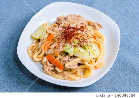 味噌焼きうどん 豚肉と野菜を炒めた和風うどん料理の写真 味噌焼きうどん 豚肉と野菜を炒めた和風うどん料理の写真 140099584