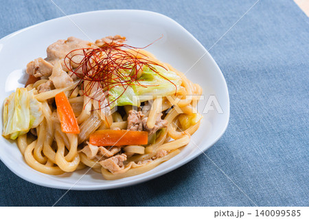 味噌焼きうどん 豚肉と野菜を炒めた和風うどん料理の写真 味噌焼きうどん 豚肉と野菜を炒めた和風うどん料理の写真 140099585