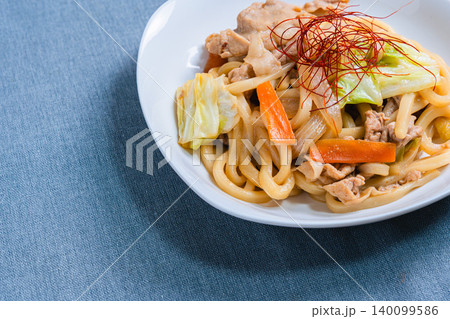 味噌焼きうどん 豚肉と野菜を炒めた和風うどん料理の写真 140099586
