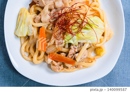 味噌焼きうどん 豚肉と野菜を炒めた和風うどん料理の写真 140099587