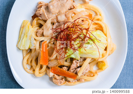 味噌焼きうどん 豚肉と野菜を炒めた和風うどん料理の写真 140099588