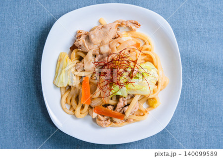 味噌焼きうどん 豚肉と野菜を炒めた和風うどん料理の写真 味噌焼きうどん 豚肉と野菜を炒めた和風うどん料理の写真 140099589