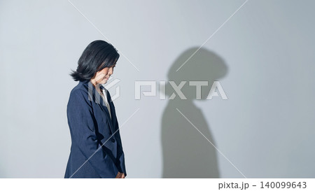 落ち込む女性ビジネスパーソン 140099643