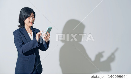 スマホを使う女性ビジネスパーソン スマホを使う女性ビジネスパーソン 140099644