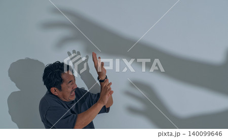 怪物の影に怯える男性 140099646