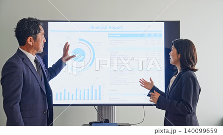 画面を見ながら会話するビジネスパーソンのグループ 画面を見ながら会話するビジネスパーソンのグループ 140099659