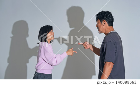 激しく口論する男女 激しく口論する男女 140099663