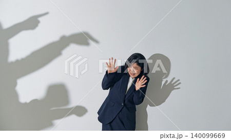 人々に批判される女性ビジネスパーソン 140099669
