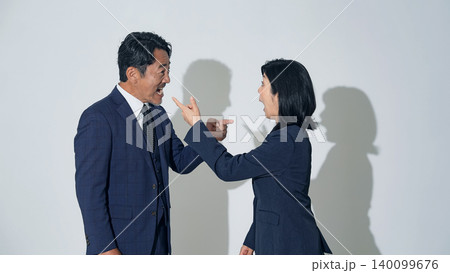 口論する男女ビジネスパーソンのグループ 口論する男女ビジネスパーソンのグループ 140099676