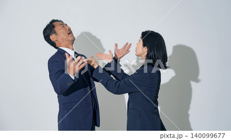 口論する男女ビジネスパーソンのグループ 口論する男女ビジネスパーソンのグループ 140099677