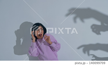 怪物の影に怯える女性 140099709
