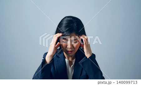 頭を抱えて悩む女性 140099713