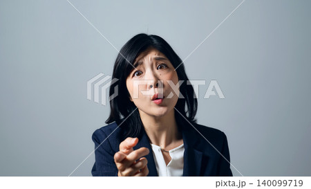 怒って注意する女性 140099719