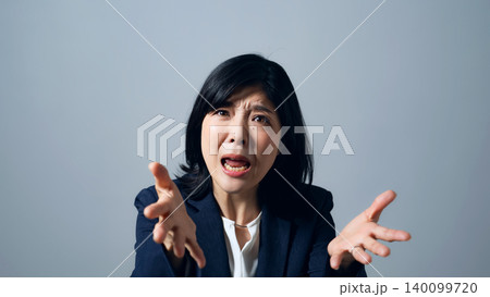 怒って訴える女性 怒って訴える女性 140099720