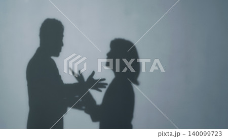 口論するカップルのシルエット 口論するカップルのシルエット 140099723