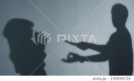 女性に刃物を突きつける男性のシルエット 女性に刃物を突きつける男性のシルエット 140099726