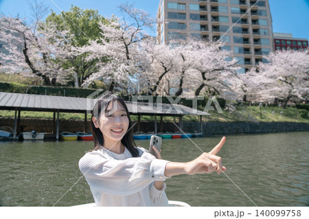 千鳥ヶ淵のボートデートを楽しむ若い女性 観光 デート 140099758
