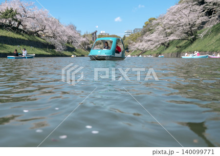 桜名所・千鳥ヶ淵のお堀に浮かぶボートと快晴の春景色 東京観光 140099771