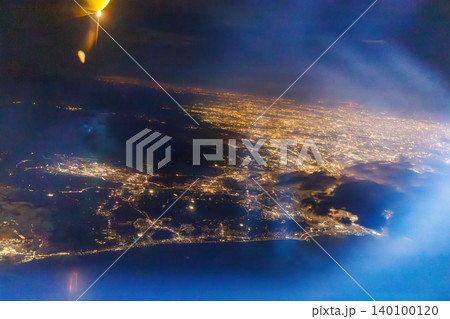 羽田空港から那覇行の旅客機の窓。 上空1万メートルから見下ろす日本の夜景。東京都大田区東京国際空港 140100120