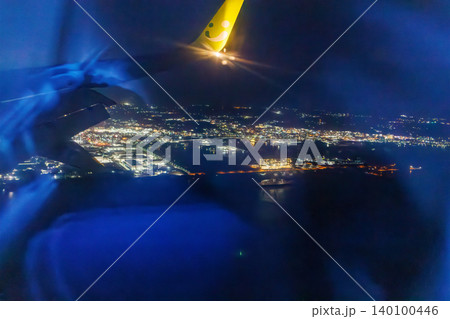 羽田空港から那覇行の旅客機の窓。 上空1万メートルから見下ろす日本の夜景。沖縄県那覇市那覇空港 羽田空港から那覇行の旅客機の窓。 上空1万メートルから見下ろす日本の夜景。沖縄県那覇市那覇空港 140100446