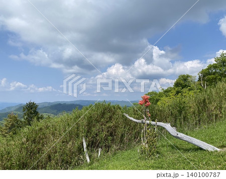 山並みを望む高原とドラマチックな雲の広がる風景 山並みを望む高原とドラマチックな雲の広がる風景 140100787