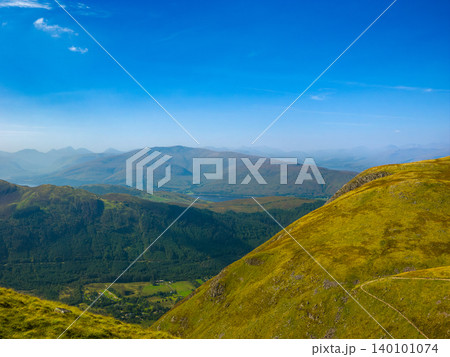 ベン・ネヴィスから望むハイランド地方の山岳風景 (イギリス、スコットランド) ベン・ネヴィスから望むハイランド地方の山岳風景 (イギリス、スコットランド) 140101074
