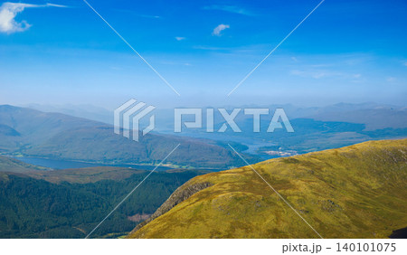 ベン・ネヴィスから望む湖と山並みのパノラマ風景 (イギリス、スコットランド) ベン・ネヴィスから望む湖と山並みのパノラマ風景 (イギリス、スコットランド) 140101075