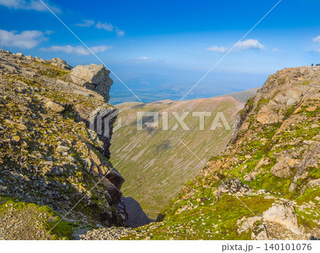 ベン・ネヴィス山頂付近の断崖と山岳風景 (イギリス、スコットランド) ベン・ネヴィス山頂付近の断崖と山岳風景 (イギリス、スコットランド) 140101076