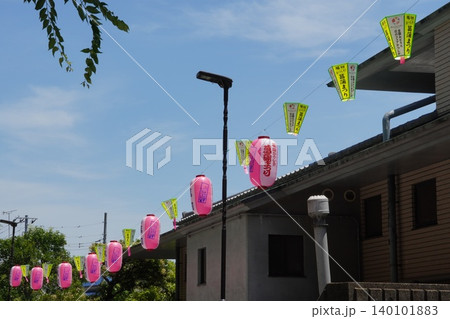 堀切葛飾まつりの会場に飾られたピンクと緑の提灯と青空 堀切葛飾まつりの会場に飾られたピンクと緑の提灯と青空 140101883